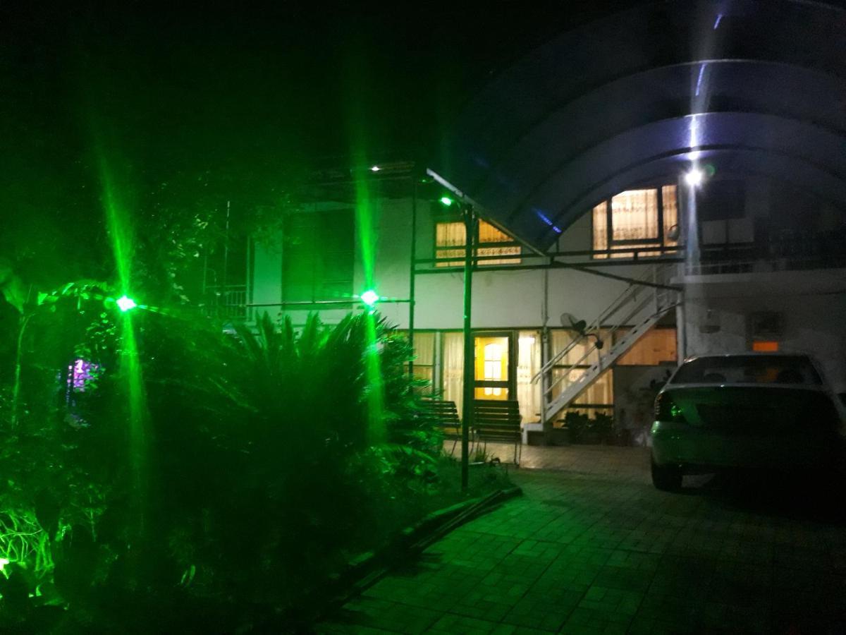 Гостевой Дом У Левы Hotel Gagra Kültér fotó